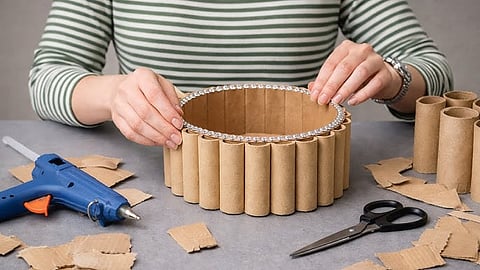 குப்பையில் வீசாதீங்க! பழைய பிளாஸ்டிக் பாட்டில் மற்றும் துணிகளை வைத்து வீட்டிற்குப் பயனுள்ள பொருட்களை உருவாக்குவது எப்படி?