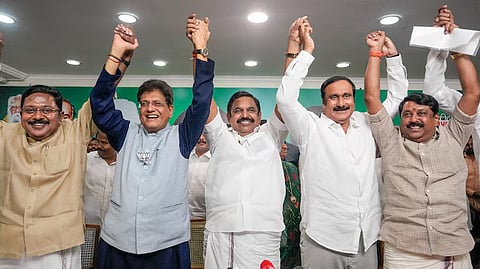 தமிழக தேர்தல் 2026: கூட்டணி கட்சிகளுக்கான தொகுதிகளை 
ஒதுக்கிய அதிமுக – முழு விவரம் வெளியீடு!