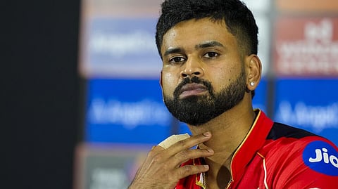 பஞ்சாப் கிங்ஸ் கேப்டனுக்கு 12 லட்சம் அபராதம்! - முதல் ஓவர்-ரேட் விதிமீறல் என்பதால் ஸ்ரேயாஸ் ஐயருக்கு தண்டனை குறைந்தபட்ச வரம்பாக விதிக்கப்பட்டுள்ளதாக தகவல்...