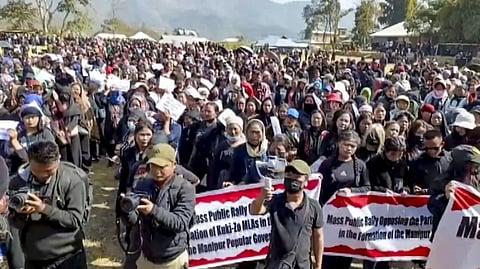 'மீண்டும் மணிப்பூரில் வெடித்த கலவரம்!'  சிஆர்பிஎஃப் வீரர்கள் நடத்திய துப்பாக்கிச் சூட்டில் 4 பேர் உயிரிழப்பு - கை மீறி செல்கிறதா நிலைமை? 