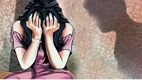 "என் கணவனோடு உடலுறவு வைத்துக்கொள்.. உனக்கு வெகுமதிகள் தருகிறேன்" - கணவன் மனைவியால்  பணிப்பெண்ணுக்கு நடந்த கொடூரம்!