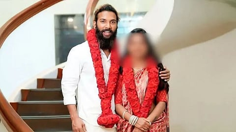 கேரள அதிகாரிகளை ஏமாற்றிய மோனலிசா – கணவர் மீது 'POCSO' வழக்கு!