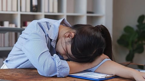 சம்பளம் போதாமையால் அலுவலகத்தில் தூங்கிய பெண் 