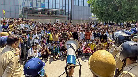 noida workers protest