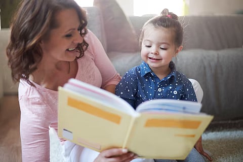 mother-daughter-reading-book_