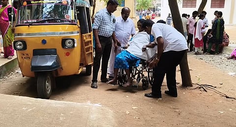 உடல்நலம் சரியில்லாத தாயை.. வீல்சேரில் தள்ளி வந்த மகன்! பாவூர்சத்திரத்தில் நெகிழ்ச்சி சம்பவம்.. ஜனநாயகத்தின் உச்சம்!