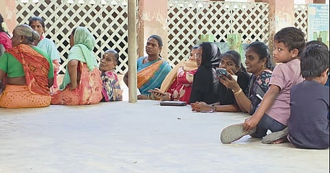 ராமநாதபுரத்தில் பரபரப்பு.. சென்சிட்டிவ் பூத்துக்குள் செல்போனுடன் சுற்றிய வாக்காளர்கள்! போலீஸ் பாதுகாப்பு என்னாச்சு?