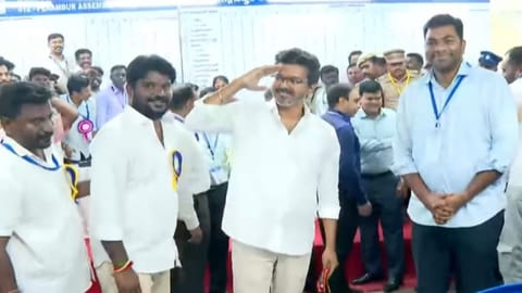  வெற்றி சான்றிதழை வாங்கி விஜய்