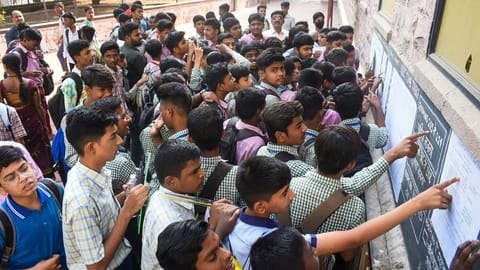 “வெளியான 12 ஆம் வகுப்பு தேர்வு முடிவுகள்” - மாவட்ட அளவில் முதலிடம் பெற்ற ஈரோடு.. 2,639 பள்ளிகள் 100 % தேர்ச்சி! 