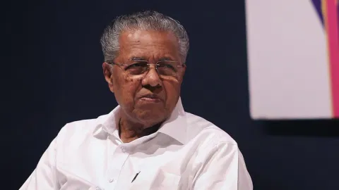 பினராயி விஜயன் குடும்பத்தில் அமலாக்கத்துறை ரெய்டு! கேரளா அரசியலில் புயலைக் கிளப்பிய ‘எக்ஸாலஜிக்’ விவகாரம்!