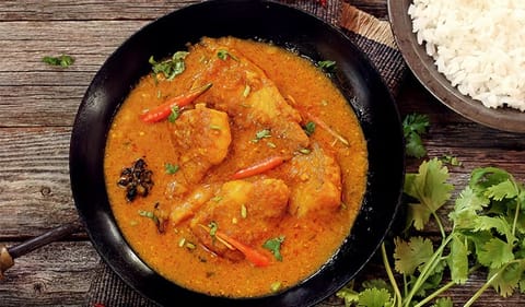 மீன் பிரியர்களுக்கு ஒரு விருந்து! ஹோட்டல் ஸ்டைல் மலபார் மீன் குழம்பு செய்முறை இதோ!