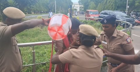 “மூன்று பெண்களுடன் குடும்பம் நடத்திய கார் ஓட்டுநர்” - குழந்தையுடன் தீக்குளிக்க முயன்ற மனைவி.. கரூர் ஆட்சியர் அலுவலகத்தில் பரபரப்பு!