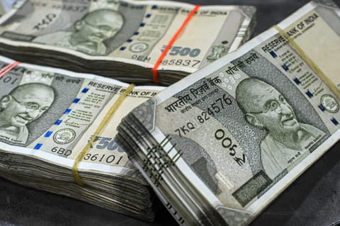 ரூபாயை காப்பாற்ற களமிறங்கிய RBI! ஒரே மாதத்தில் 9 பில்லியன் டாலர் விற்பனை... பின்னணியில் என்ன நடந்தது?