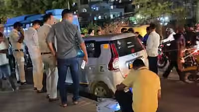 இரவு நேரத்தில் பயணிகளை ஏற்றிச் சென்ற டாக்சி டிரைவர்... மறுநாள் காருக்குள் சடலமாக மீட்பு! டெல்லியில் பரபரப்பு