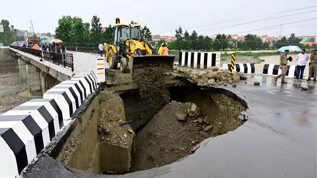 திறந்து வைக்கப்பட்ட சில நாட்களில் சேதமடைந்த பாலம்... காரணம் கண்டறிய தொழில்நுட்ப ஆய்வு தீவிரம்