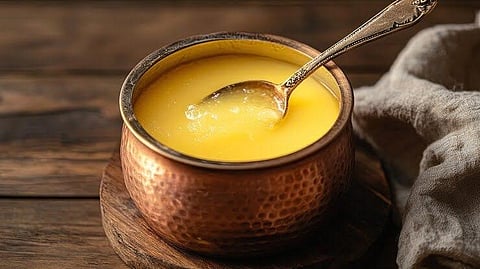 காலையில் வெறும் வயிற்றில் நெய் குடிப்பது நல்லதா? சமூக வலைதளங்களில் வைரலான பழக்கத்திற்கு மருத்துவ நிபுணர்கள் சொல்வது என்ன?