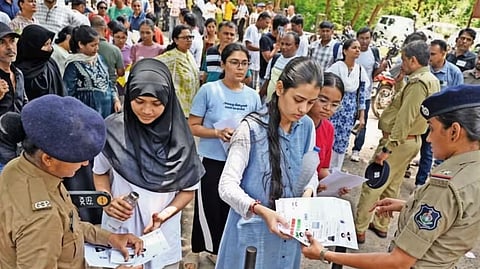 அரசு தேர்வுகளை நடத்துவது யார்?... அமைதியாக பெருகி வரும் தனியார் நிறுவனங்களின் பங்கு எழுப்பும் புதிய கேள்விகள்