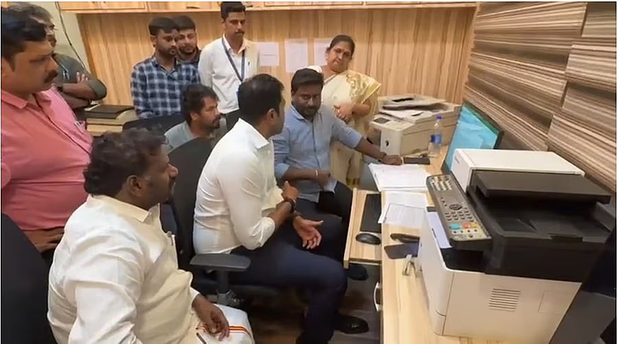 “நேபாளத்தில் சிக்கிய 100-க்கும் மேற்பட்ட தமிழர்கள்” - டெல்லியில் முகாமிட்ட தமிழக அமைச்சர்கள்.. மீட்புப் பணிகள் தீவிரம்!