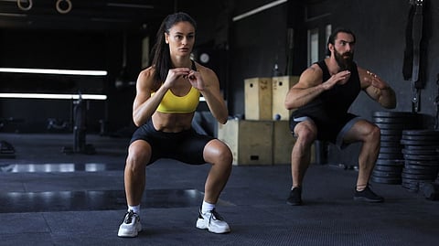 Squat செய்யும்போது முழங்கால் வலிக்கிறதா? உடற்பயிற்சியில் நீங்கள் செய்யும் இந்த தவறுகளை கவனியுங்கள்!