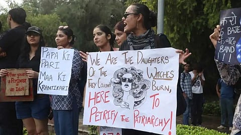 “வெளியே செல்ல பயமாக இருக்கிறது”... பாதுகாப்பை வலியுறுத்தி போராட்டத்தில் குதித்த மாணவிகள்!