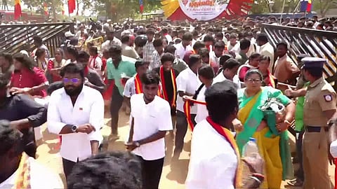 "இவங்க இன்னும் திருந்தவே இல்லையா?.." 3 மணிக்கு வரப்போகும் முதல்வருக்கு.. மண்டையை பிளக்கும் வெயிலில்.. இப்போதே சீறிப்பாய்ந்து இடம் பிடிக்கும் தொண்டர்கள்