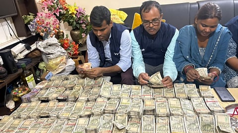 ரூ.80 லட்சம் பணம், தங்க நகைகள், 48 விலையுயர்ந்த கடிகாரங்கள்... அதிகாரி தம்பதி வீடுகளில் நடந்த சோதனை