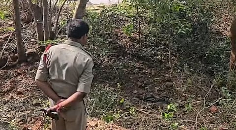 “தலை இல்லாமல் கிடந்த 17 வயது சிறுமியின் சடலம்” - வண்டியில் அழைத்து சென்ற வாலிபர்.. காட்டுக்குள் நடந்தது என்ன? 