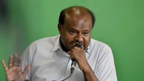 அரசு ஊழியர்களின் பணிக்காலம் 15 ஆண்டுகளாகக் குறைக்கப்படுமா? இளைஞர்களுக்கு வேலை தர குமாரசாமி புதிய யோசனை!