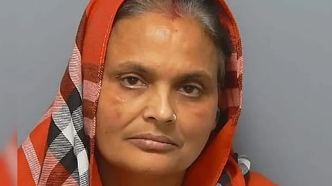 மகனுக்காகக் கொலை ஆயுதத்தை மறைத்த இந்தியத் தாய்! பிரிட்டனில் சிறைத் தண்டனையுடன் நாடு கடத்தும் அபாயம்...