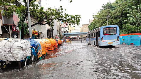 தமிழகத்தில் தொடரும் மழை! வெள்ளம், மின்னல் ஆபத்திலிருந்து தப்பிக்க பொதுமக்கள் செய்ய வேண்டியது என்ன?