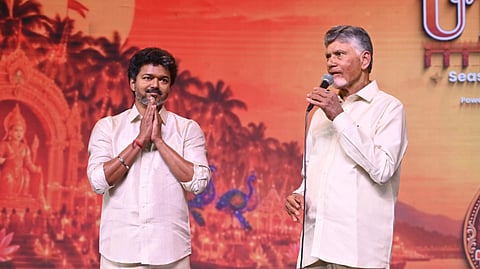 தென்னிந்திய அரசியலில் திடீர் திருப்பங்கள்! 2029 தேர்தலுக்காக அணி மாறுகிறார்களா முக்கியத் தலைவர்கள்?