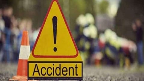 டயர் வெடித்து நிலைதடுமாறிய அரசு பேருந்து... சாலையின் தடுப்பில் மோதி விபத்து...