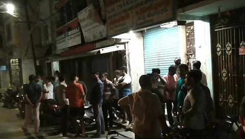 நகை வாங்குவது போல் நடித்து 5 லட்ச ரூபாய் மதிப்புள்ள நகையை திருடிச் சென்ற  கும்பல்...