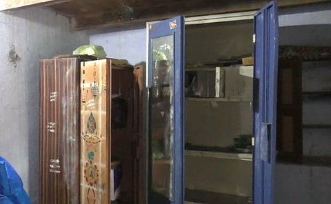 வீட்டின் பூட்டை உடைத்து ரூ.2 லட்சம் பணம், 3 சவரன் நகை திருட்டு......சிறுவர்கள் உட்பட 3 பேர் கைது..