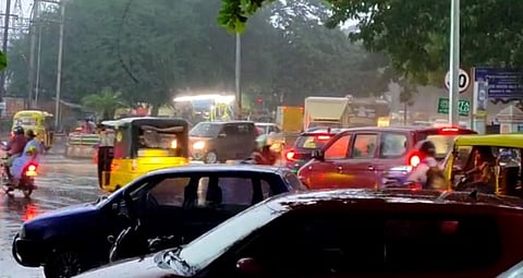 கோவையில் கொட்டித் தீர்த்த கன மழை....வாகன ஓட்டிகள் அவதி...