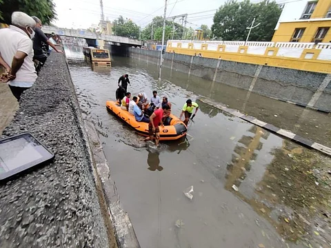 தடையை மீறி  சுரங்கப்பாதையில் சென்ற பேருந்து...  வெள்ளத்தில் பேருந்து சிக்கியதால் பயணிகள் அவதி...