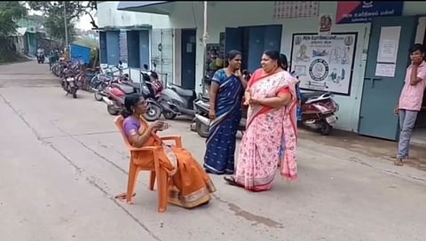 பள்ளிக்கு இடம் ஒதுக்க ஒத்துழைக்காத ஊர் மக்கள்... பள்ளி தலைமையாசிரியரின் நூதன  போராட்டம்... 