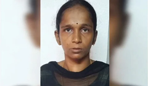 ஏடிஎம்மில் பணம் எடுக்க உதவி செய்வதுபோல நடித்து  டாட்டா காட்டிய இளம்பெண்...!