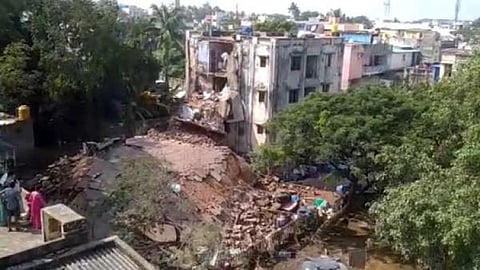 திடீரென!! இடிந்து விழுந்த திருவொற்றியூர் குடிசை மாற்று வாரிய வீடுகள்....பதற்றத்தில் தெறித்து ஓடிய மக்கள்...