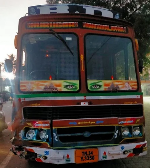 மோட்டார் சைக்கிளில்  சென்ற கணவன்-மனைவிக்கு நேர்ந்த பரிதாபம் !! பதைபதைக்கும் வீடியோ காட்சி...