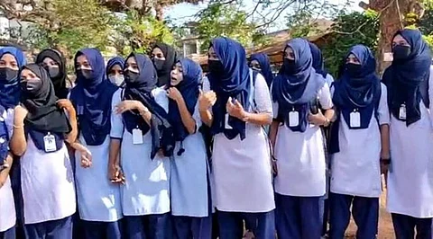 கர்நாடகாவில் விஸ்வரூபம் எடுத்துள்ள ஹிஜாப் சர்ச்சை!!