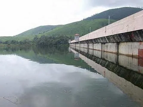 முல்லைப் பெரியாறு வழக்கில் தன்னையும் ஒரு தரப்பாக சேர்க்க  கோரி காங்கிரஸ் எம்.பி மனு!!