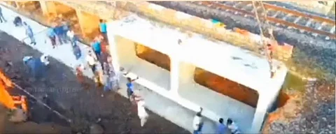 'அடேங்கப்பா' வெறும் 13 மணி நேரம்.. 30 மீட்டர் அகலம் கொண்ட பாலம்.. கட்டி சாதனை படைத்த ரயில்வே கட்டுமானப்பிரிவினர்!!