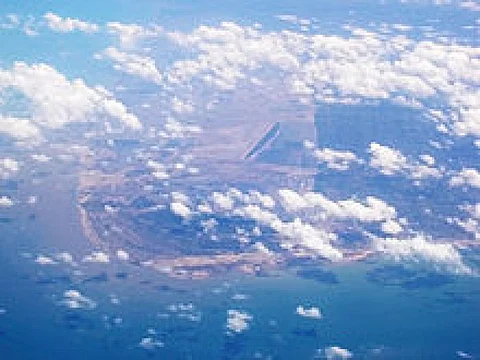 கடலில் திடீரென சுழன்றடித்த சூறாவளி காற்று... அச்சத்தில் ஓட்டம் பிடித்த மீனவர்கள் - வைரலாகும் வீடியோ