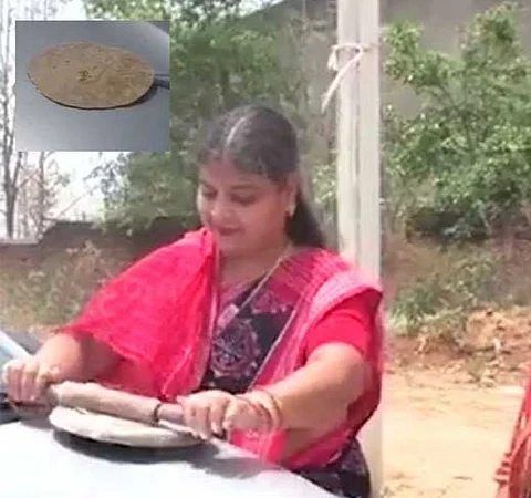 சுட்டெரிக்கும் வெயிலில் காரின் மீது  சப்பாத்தி சுடும் பெண்ணின் வீடியோ வைரல்!