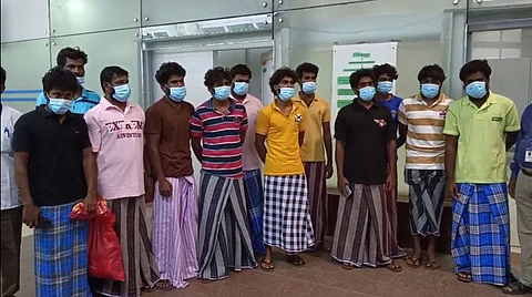 இலங்கை சிறையில் இருந்து 12 தமிழகம் மீனவா்கள் விடுவிப்பு..! 60 நாட்களாக சிறையில் படுதுயரம் அடைந்ததாக வேதனை..!
