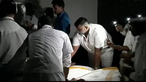 மின்வெட்டு.. செல்போன் வெளிச்சம் கொண்டு அவசர சிகிச்சைப் பிரிவில் சிகிச்சை அளித்த மருத்துவர்கள்!!
