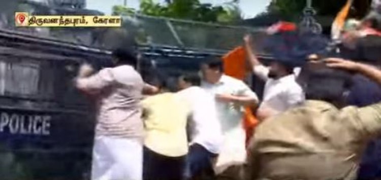 முதல்வர் பினராயி விஜயன் பதவி விலக வேண்டும்.. மகிளா காங்கிரசார் சாலையில் திரண்டு போராட்டம்!!