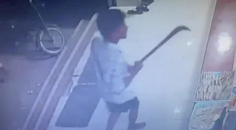 அரிவாளுடன் கடைகளில் பணம் கேட்டு மிரட்டிய இளைஞர்கள்...போதையில் அராஜகம் செய்த இருவரை கைது செய்த போலீசார்!