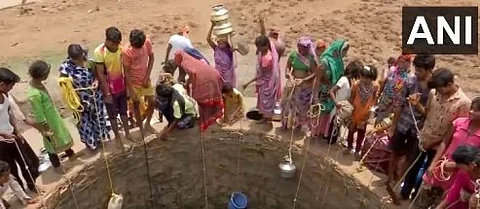 ஆபத்தை உணராது வறண்ட கிணற்றின் மீது ஏறி போட்டிப்போட்டு தண்ணீர் இரைக்கும் மக்கள்...வைரலாகும் வீடியோ!